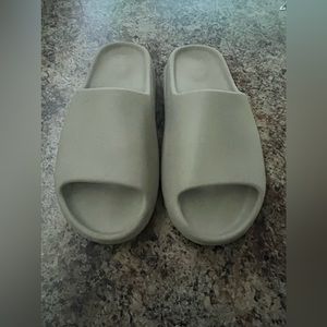 Yeezy Slides 'Pure’ USED size 13 (will ship immediately)